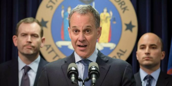 Dank einer Gesetzeslücke kommt der ehemalige Generalstaatsanwalt New Yorks Eric Schneiderman davon. Der damalige Generalstaatsanwalt New Yorks Eric Schneiderman spricht 2014 an einer Pressekonferenz in New York.