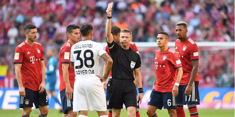 Unter den Blicken der Bayern-Spieler zeigt Schiedsrichter Tobias Welz (Mitte) die Rote Karte gegen Karim Bellarabi.