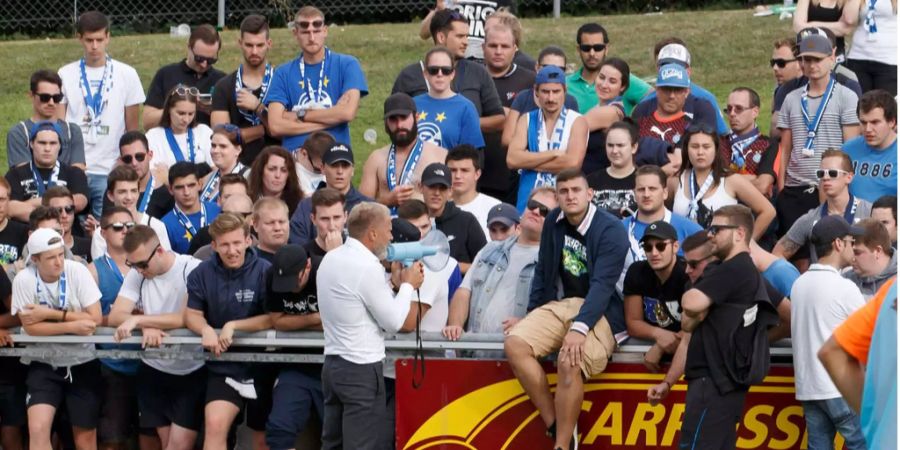 Thorsten Fink spricht nach dem Cup-Out gegen Stade Nyonnais mit den Fans.