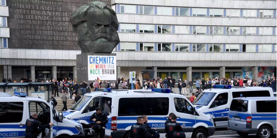 Demonstration des rechtspopulistischen Bündnisses Pro Chemnitz: Polizeifahrzeuge stehen vor Beginn der Demonstration vor dem Kundgebungsort am Karl-Marx-Denkmal in Chemnitz (D).