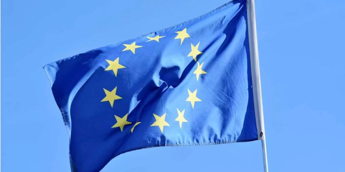 Eine EU-Flagge flattert im Wind. Eine EU-Flagge flattert im Wind.