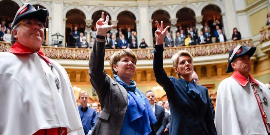 Die beiden neuen Bundesrätinnen Viola Amherd und Karin Keller-Sutter werden im Nationalratssaal vereidigt.