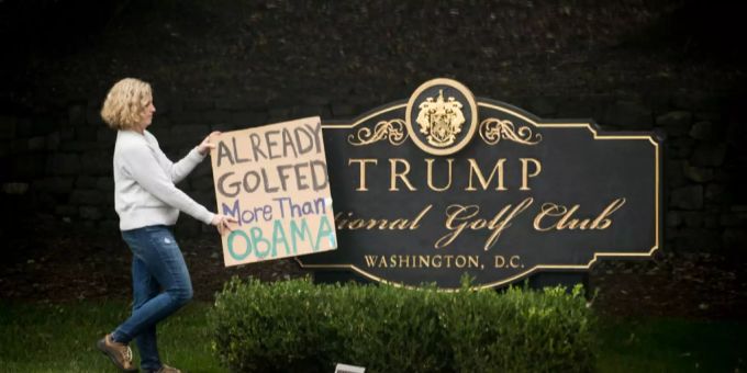 Eine Frau demonstrierte 2017 vor einem Golfclub von Donald Trump. Donald Trump