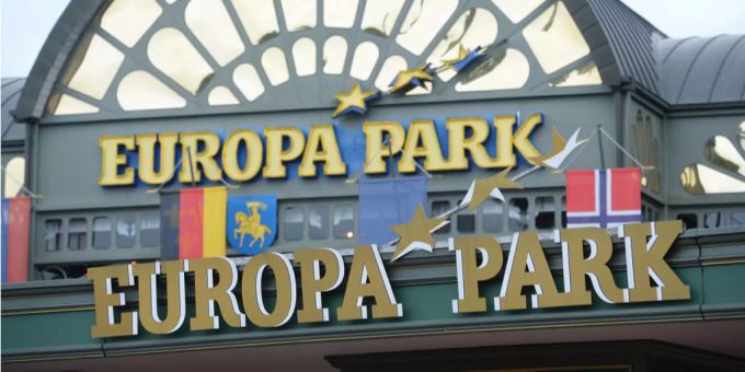 Der Eingang des Europa-Parks in Rust (D). Coronavirus