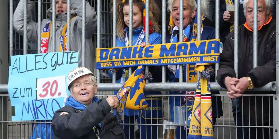 «Kurvenmutti» Christel Neumann vor dem Braunschweig-Block.