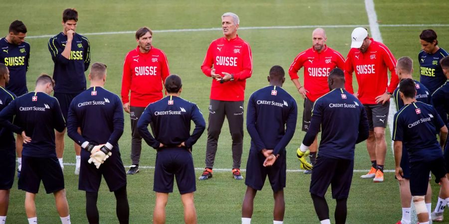 Nati-Trainer Vladimir Petkovic (Bildmitte) gibt den Spielern letzte Anweisungen im Training vor dem Nations-League-Spiel gegen Belgien.