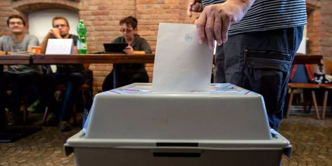 Ein Mann gibt in einem Wahllokal in Tschechien seine Stimme ab. Ein Mann gibt in einem Wahllokal in Tschechien seine Stimme ab.