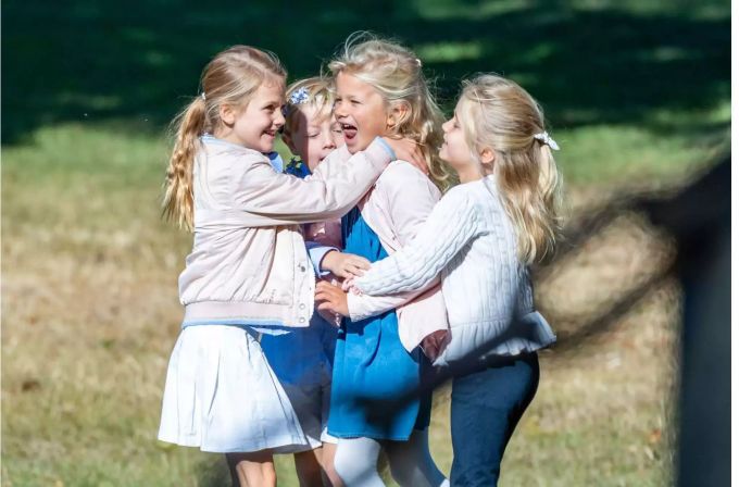 Prinzessin Estelle spielt an ihrem ersten Schultag mit ihren Gspänli. Da war die Welt noch in Ordnung. Prinzessin Estelle spielt an ihrem ersten Schultag mit ihren Gspänli. Da war die Welt noch in Ordnung.