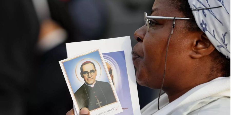 Eine Frau hält ein Bild des salvadorianischen Erzbischofs Oscar Romero vor der Heiligsprechungs-Feier auf dem Petersplatz.