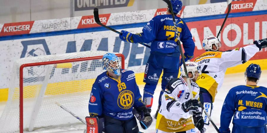 Ambris Marco Müller und Adrien Lauper freuen sich über einen Treffer zur 2:5 Führung gegen Davos.