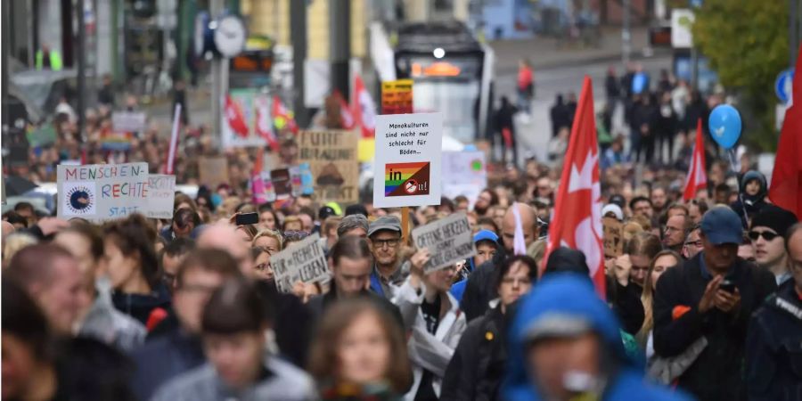 Teilnehmer eines Demonstrationszuges in Rostock ziehen auf dem Weg zum Familienfest des Bündnisses «Rostock Nazifrei» auf dem Universitätsplatz durch die Stadt.