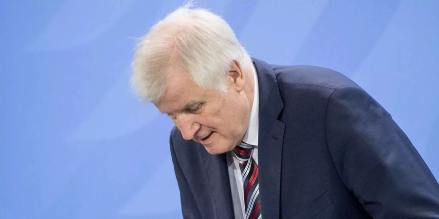 Wohngipfel im Kanzleramt – 21.09.2018, Berlin: Bundeskanzlerin Angela Merkel (CDU) und Horst Seehofer, Bundesinnenminister (CSU), nimmt zur Pressekonferenz nach dem Wohngipfel im Bundeskanzleramt Platz.