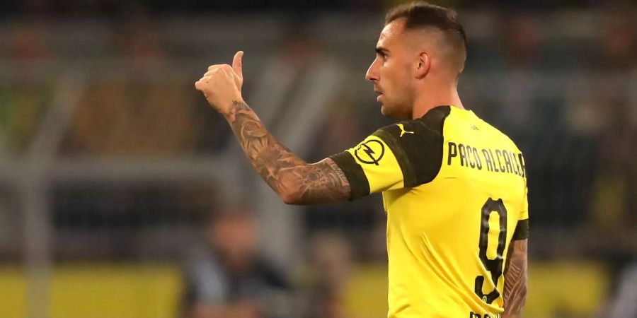 Paco Alcácer zeigt mit dem Daumen nach oben.