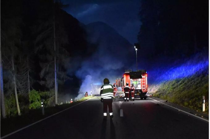 Feuerwehrwagen und Feuerwehrleute bei einer Rauchwolke - zvg Kantonspolizei Graubünden Feuerwehrwagen und Feuerwehrleute bei einer Rauchwolke - zvg Kantonspolizei Graubünden