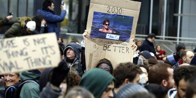 Zu den Demonstrationen wollten auch zwei Aktivisten aus der Ukraine, wurden jedoch festgesetzt. Ein Demonstrant hält ein Bild von US-Schauspieler Leonardo DiCaprio beim Baden mit der Frage "Rose?" hoch.