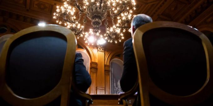 Das Parlament hat sich auf das Heimreiseverbot geeinigt. Stühle und der Kronleuchter im Bundeshaus.