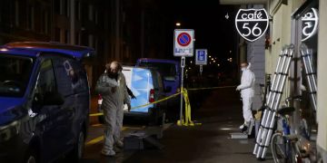 Ein forensisches Team untersucht den Tatort beim Cafe 56.