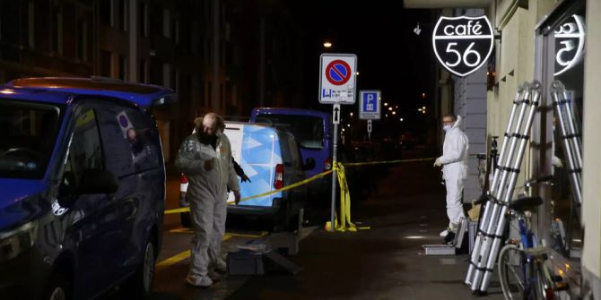 Ein forensisches Team untersucht den Tatort beim Cafe 56.