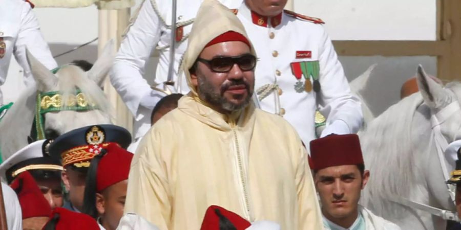 Marokkos König Mohammed VI. steht in einer Limousine zwischen seinen Anhängern in Tetouan (MAR), anlässlich einer Zeremonie des 19. Jubiläums seiner Thronbesteigung.