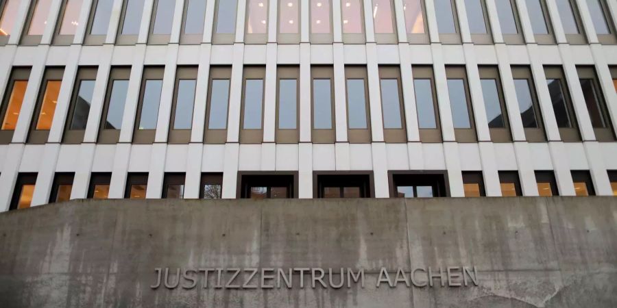 In Aachen (D) brennt im Justizzentrum mit dem Landgericht Licht.