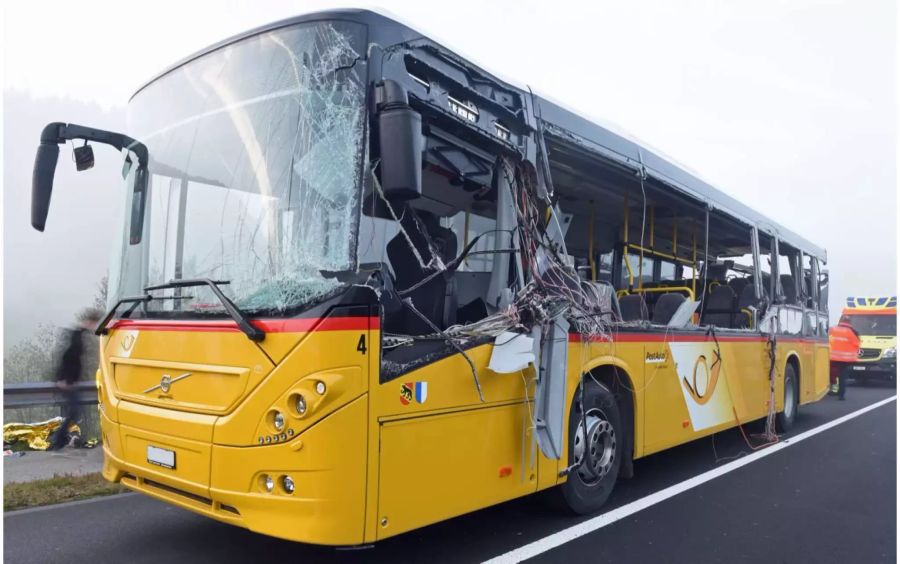 Das Postauto wurde komplett beschädigt.