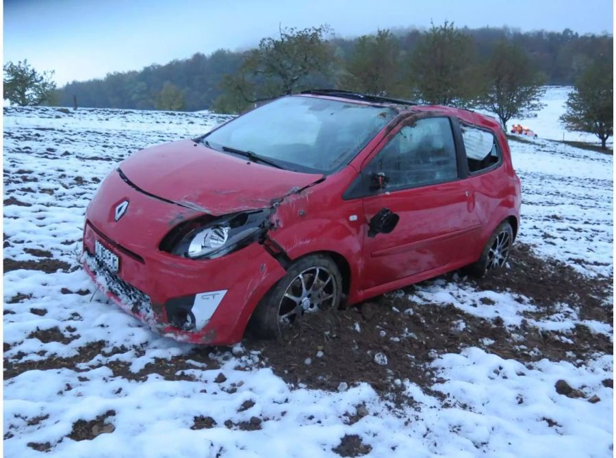 Verunfalltes rotes Auto mit Schaden überall nach Überschlagen auf einem Feld - zvg Kantonspolizei Basel-Landschaft