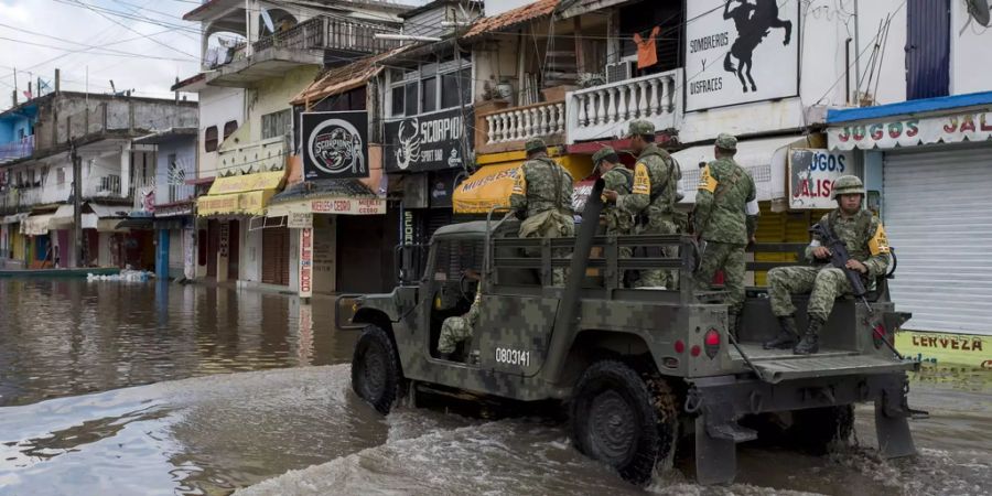 Soldaten fahren durch überflutete Strassen in Minatitlan, Mexiko.