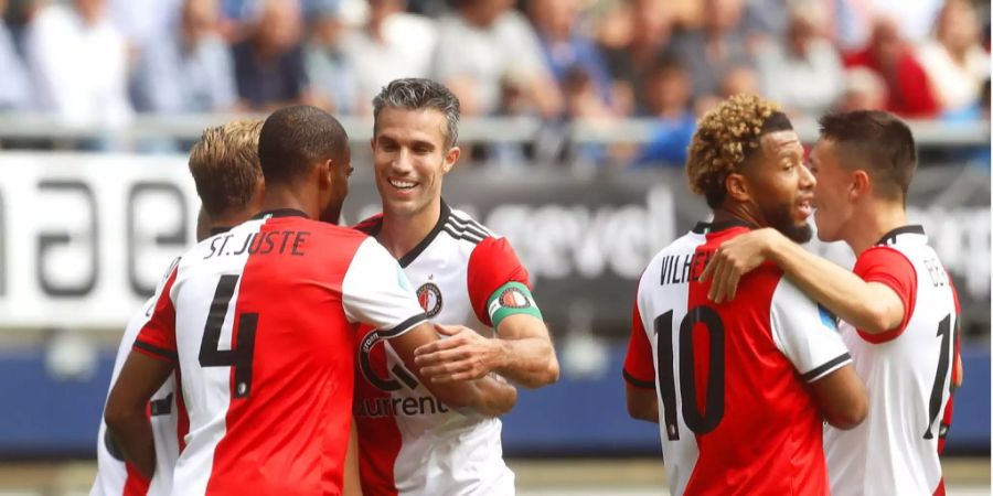 Robin van Perise (Mitte) jubelt mit seinen Mitspielern von Feyenoord Rotterdam.