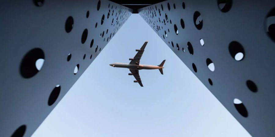 Ein Passagierflugzeug der Fluggesellschaftsallianz Star Alliance fliegt über das Parkhaus «The Squaire» während des Landeanflugs auf den Flughafen Frankfurt.