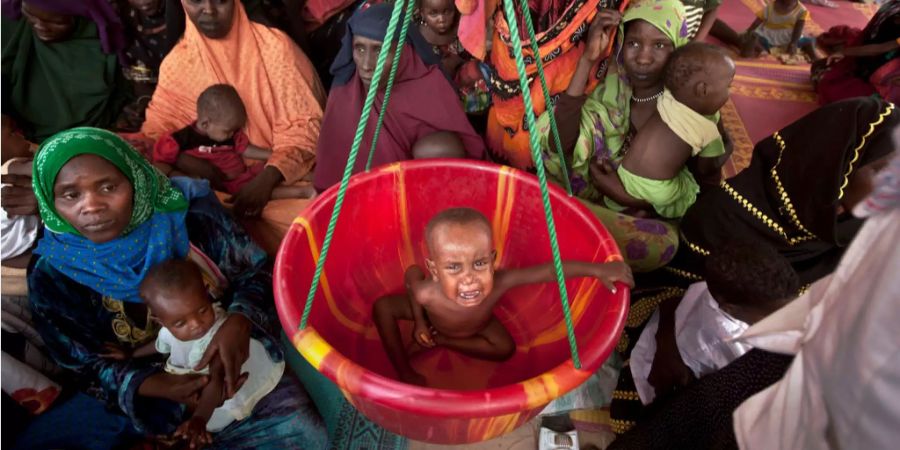 Der zweijährige Brahim Abba wird in einem Essenszentrum im Chad gewogen.