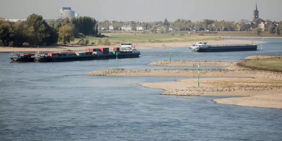 Schiffe fahren bei Niedrigwasser über den Rhein.