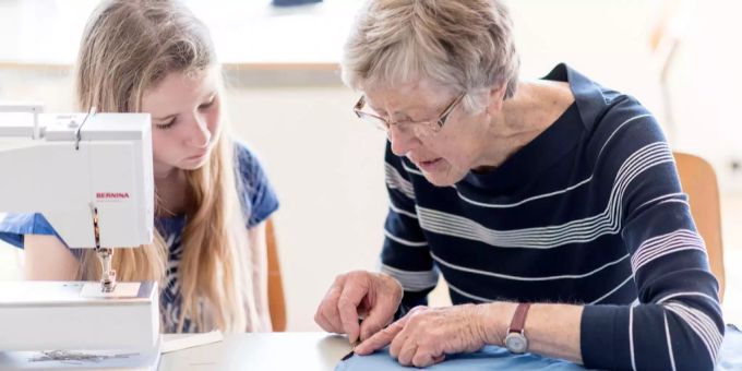 Eine pensionierte Dame hilft Primarschülern beim Textilunterricht. (Symbolbild) Eine pensionierte Dame hilft Primarschülern beim Textilunterricht. (Symbolbild)