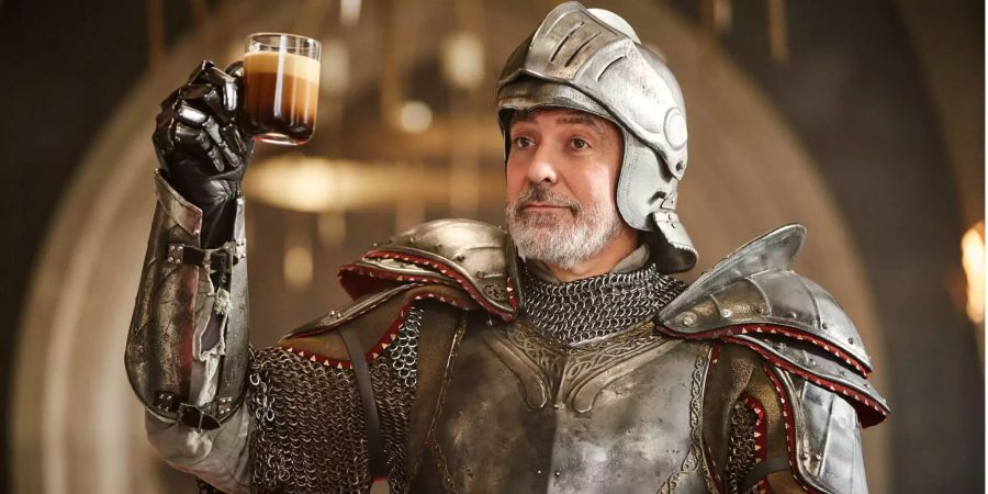 George Clooney ist in der neuesten Nespresso-Werbung als Ritter zu sehen.