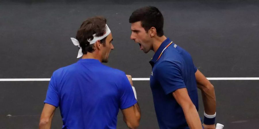 Roger Federer und Novak Djokovic jubeln am Laver Cup über einen Punkt.