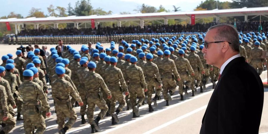 Der türkische Präsident Recep Tayyip Erdogan nimmt an einer militärischen Zeremonie teil.