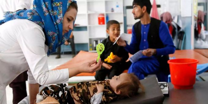 Eine afghanische Kinderärztin spielt mit einem jungen Patienten in Kabul. (Archivbild) taliban