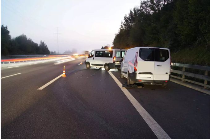 Verunfallte weisse Lieferwagen auf einer Autobahn auf dem Pannenstreifen - Keystone Verunfallte weisse Lieferwagen auf einer Autobahn auf dem Pannenstreifen - Keystone