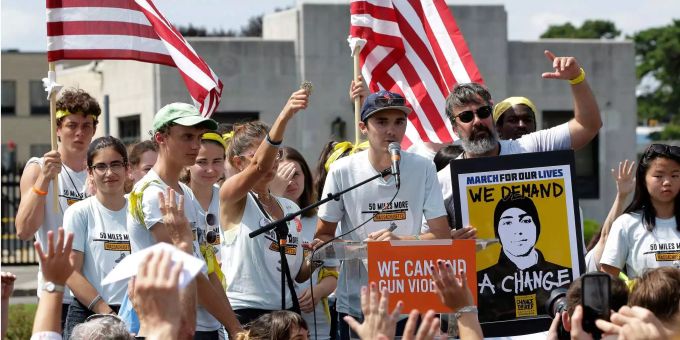 David Hogg, (m.), ein Überlebender des Amoklaufs an der Marjory Stoneman Douglas High School, in Parkland, Florida (US), spricht zu Demonstranten vor dem Hauptquartier des Waffenherstellers Smith & Wesson in Springfield, Massachusetts (US). David Hogg, (m.), ein Überlebender des Amoklaufs an der Marjory Stoneman Douglas High School, in Parkland, Florida (US), spricht zu Demonstranten vor dem Hauptquartier des Waffenherstellers Smith & Wesson in Springfield, Massachusetts (US).