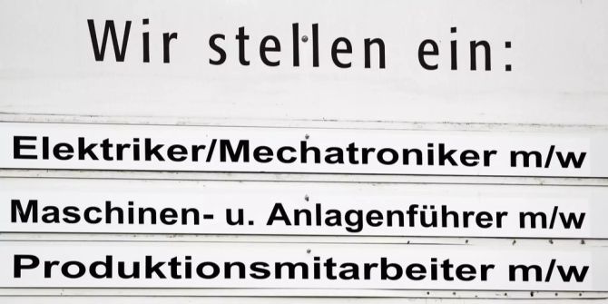 Ein Schild «Wir stellen ein: Elektriker/Mechatroniker, Maschinen- und Anlagenführer und Produktionsmitarbeiter»