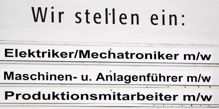 Ein Schild «Wir stellen ein: Elektriker/Mechatroniker, Maschinen- und Anlagenführer und Produktionsmitarbeiter»