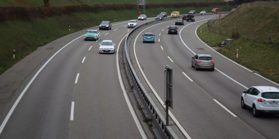 Schnellverkehr auf der Autobahn. (Symbolbild)