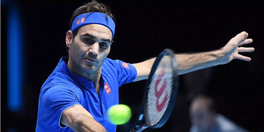 Roger Federer schlägt eine Rückhand.