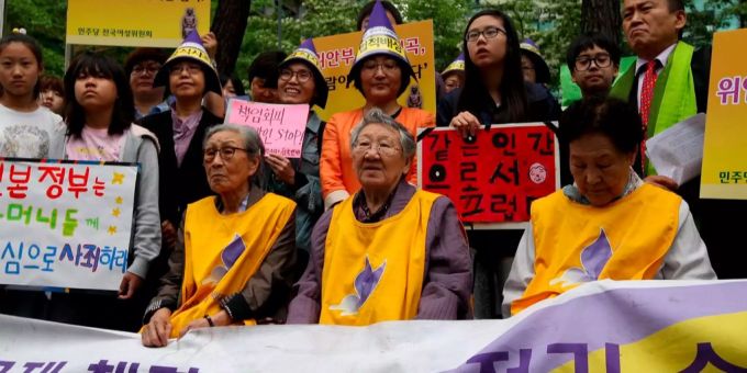 Frauen, die im Zweiten Weltkrieg als «Trostfrauen» gedient haben, demonstrieren gegen die Japanische Regierung. Frauen, die im Zweiten Weltkrieg als «Trostfrauen» gedient haben, demonstrieren gegen die Japanische Regierung.