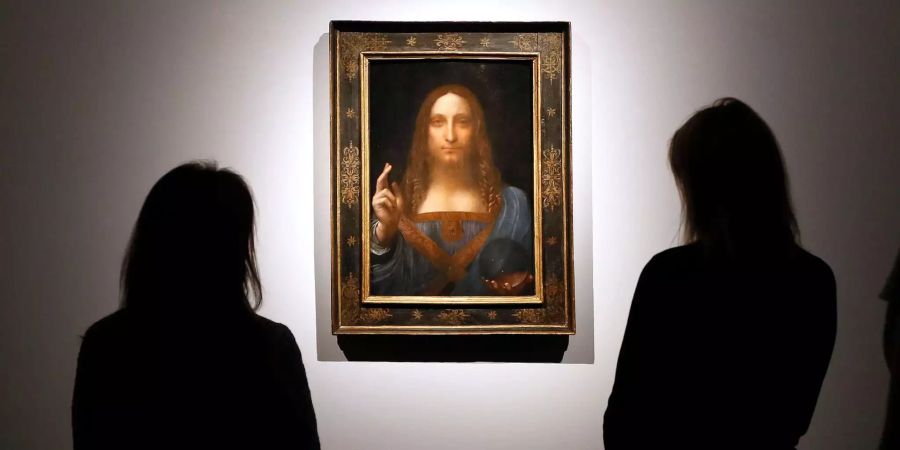 Besucher stehen vor Leonardo da Vincis Gemälde «Salvator Mundi».