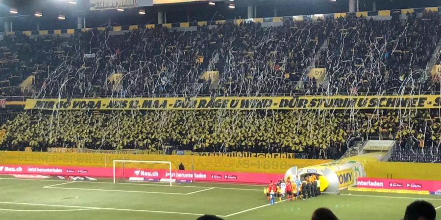 Die Fan-Choreo mit dem Lied-Text von Kehrli vor dem Spiel gegen Lugano (1:0). Und mit Bandenwerbung von Nau.