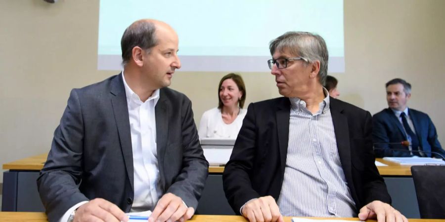 Grégoire Junod (l.) undOscar Tosato (r.) während einer Pressekonferenz in Lausanne.