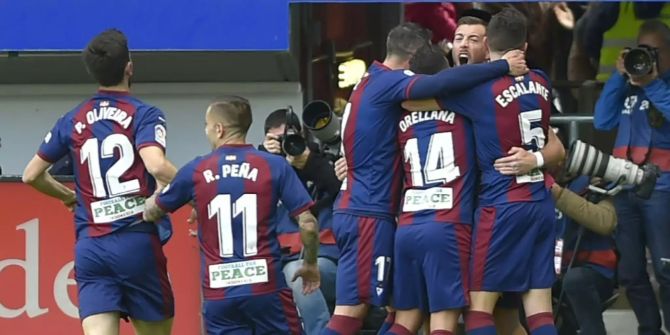 Spieler des SD Eibar feiern ein Tor.