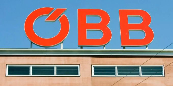In Österreich droht ein Streik, der den ganzen Zugverkehr lahmlegt. Der Schriftzug der ÖBB am Bahnhof in Innsbruck.