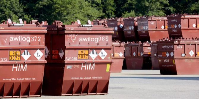 Zwischengelagerte Container der Sondermuelldeponie Bonfol mit einem Eigengewicht von rund 1,5 Tonnen.