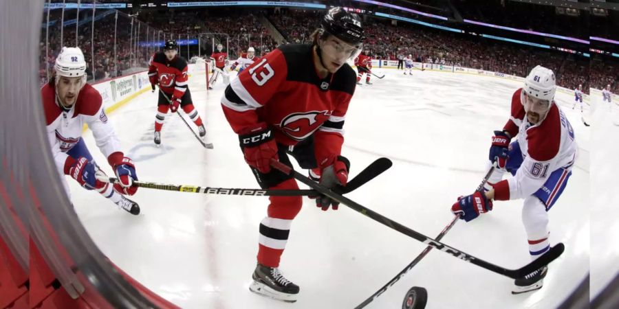 Nico Hischier kämpft für die New Jersey Devils um den Puck.